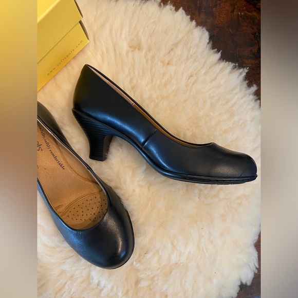 Black round toe leather heels NIB - Picture 3 of 13